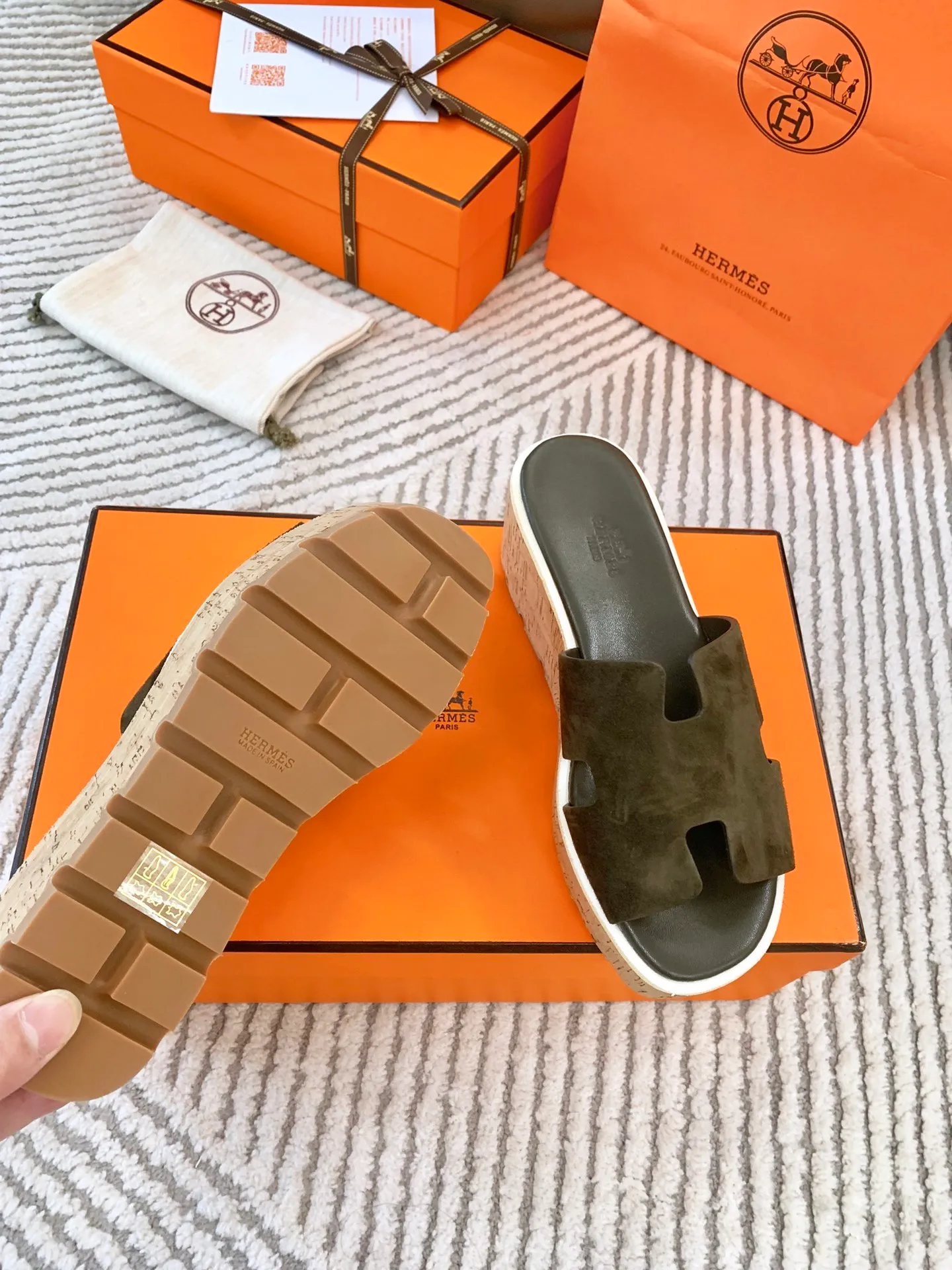 👟👟Ex-factory price 500👟👟 Peak enamel is made by hand, supreme purchasing agent level! Hermes spring and summer new slippers, high-end customization, exclusive products, the highest version in the industry, authentic mold opening and customization, laminating technology, heavy investment in development of a fully matched steel mold, perfect authentic version of the logo, exclusive correct version of the original font, Italian original calfskin cut upper, non-slip rubber outsole, lining: foot pads, pure imported Italian mixed breed, environmentally friendly goatskin, genuine leather welt, original packaging size: 34~41 (34.40. 41) Customized-no returns or exchanges